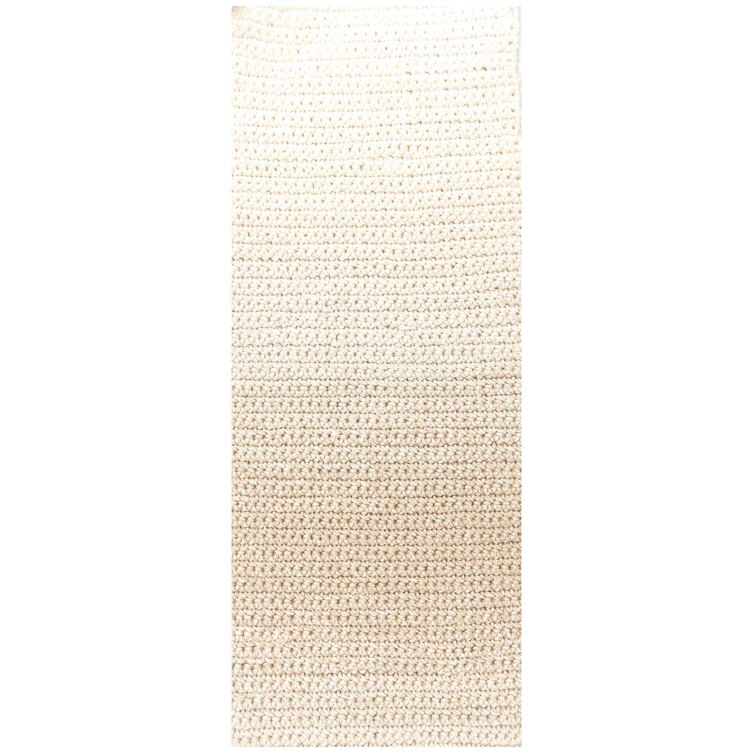 Self-striping cotton yarn.
Close-up of the 100% cotton fiber twist in the Spin Spin yarn, highlighting the matte finish and high-quality ply in ecru colour.