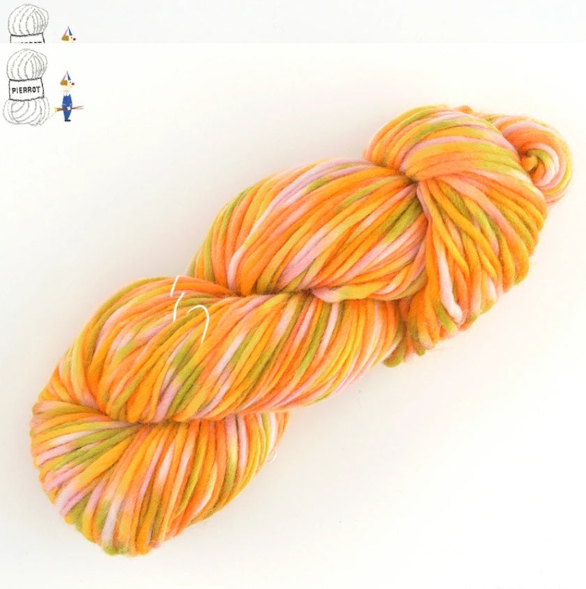 pink, orange, yellow, Multicolored skein of yarn on a white background hand dyed yarn Pierrot Colore 100% Wool (100g)

Close-up of the Pierrot Colore yarn fibers, showing the high-quality Japanese dye penetration and consistent twist