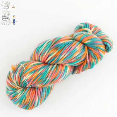 orange, green  yellow mix, Multicolored skein of yarn on a white background. 100% wool hand dyed in Japan

Close-up of the Pierrot Colore yarn fibers, showing the high-quality Japanese dye penetration and consistent twist