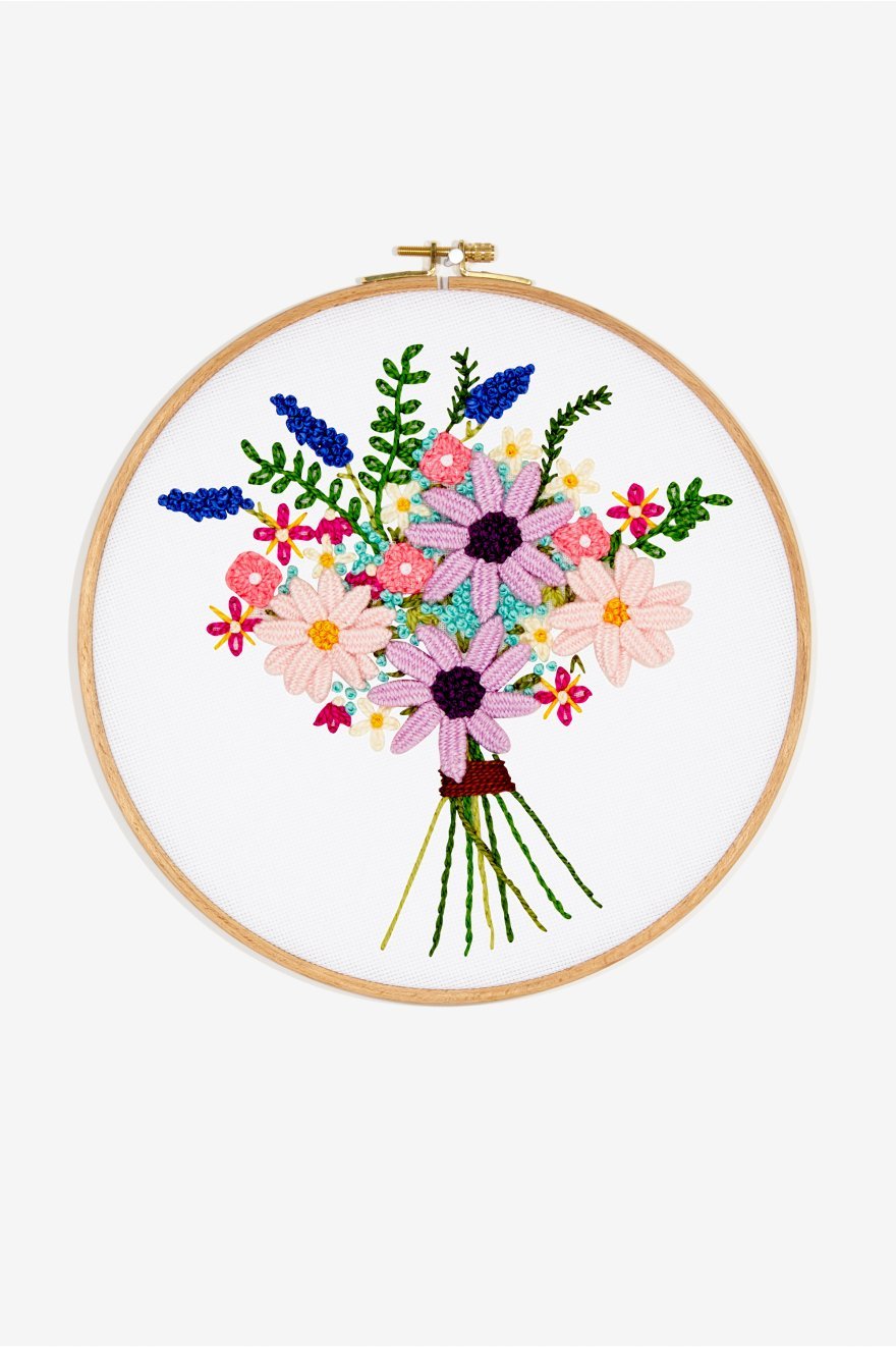 An advanced DMC 3D embroidery kit featuring a lush bouquet of Cosmo flowers. The design uses thick Size 5 Pearl Cotton in 15 vibrant colors to create a raised, corded texture on 25-count evenweave fabric. The kit comes complete with a 5-inch embroidery hoop, a needle, and a pre-printed pattern