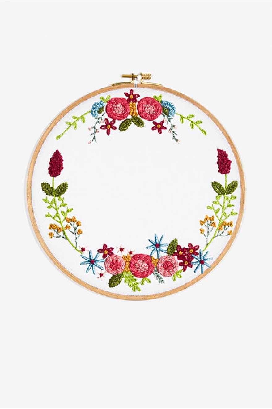An advanced DMC 3D embroidery kit featuring a magical, circular wreath of intricate leaves and berries. The design is worked in lustrous Size 5 Pearl Cotton on a 25-count evenweave fabric, creating a bold, textured finish. The center of the wreath is left open for a custom quote or name. The kit includes a 5-inch embroidery hoop, 9 colors of Pearl Cotton, a needle, and instructions.